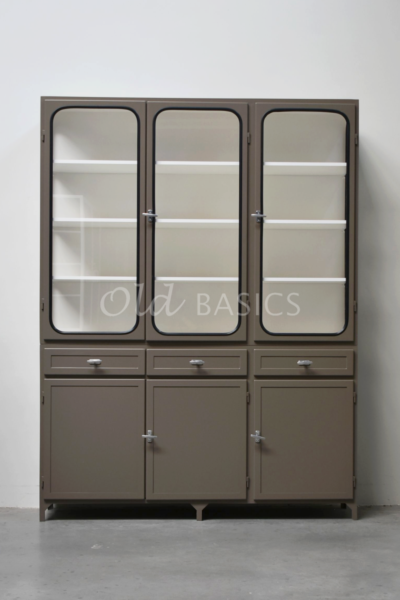 Detail van Apothekerskast Retrique, 3 deuren, RAL7006, grijs, beige, bruin, materiaal staal